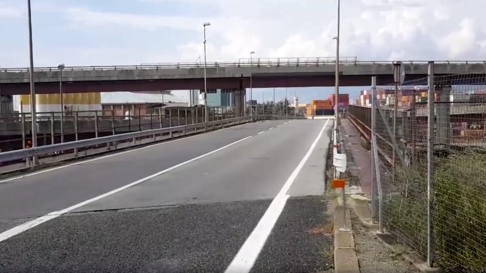 Road deviation on the airport flyover